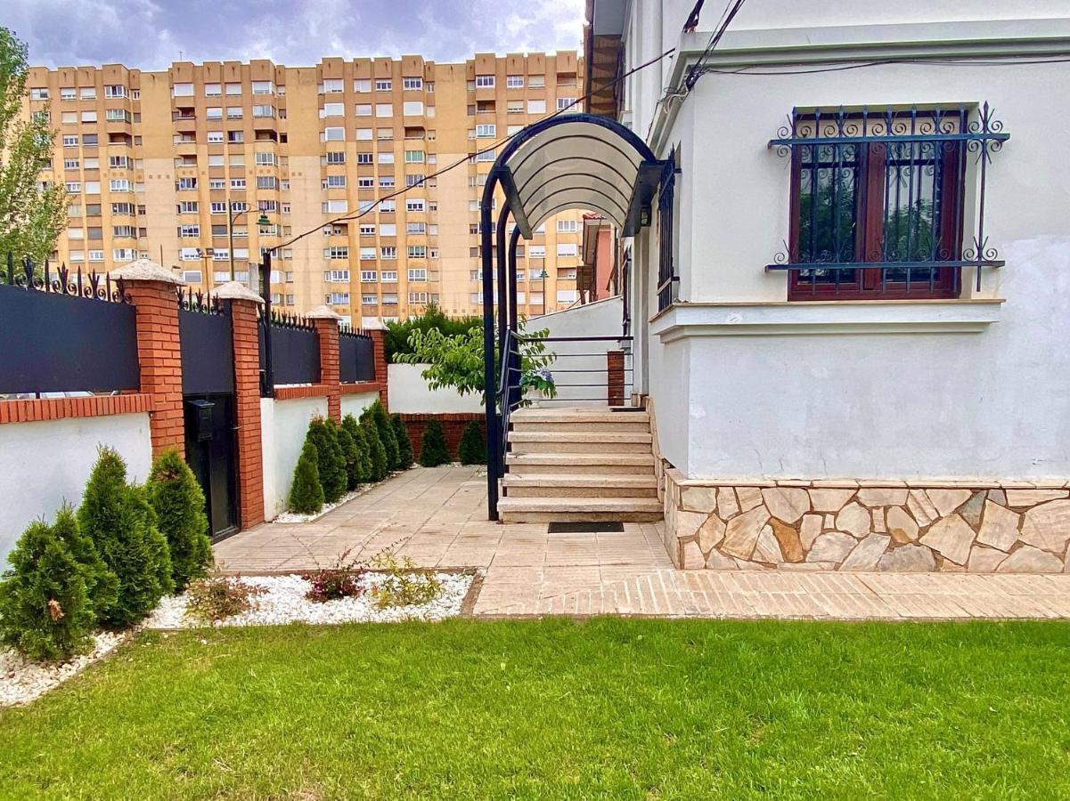 Housing Leon Casa Con Jardin Villa ภายนอก รูปภาพ